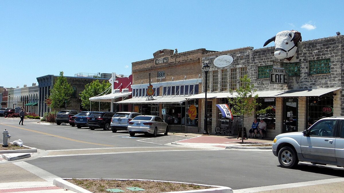 Universal City, TX - File:Photo of Downtown Hutto TX - Public Domain.jpg - Wikimedia Commons